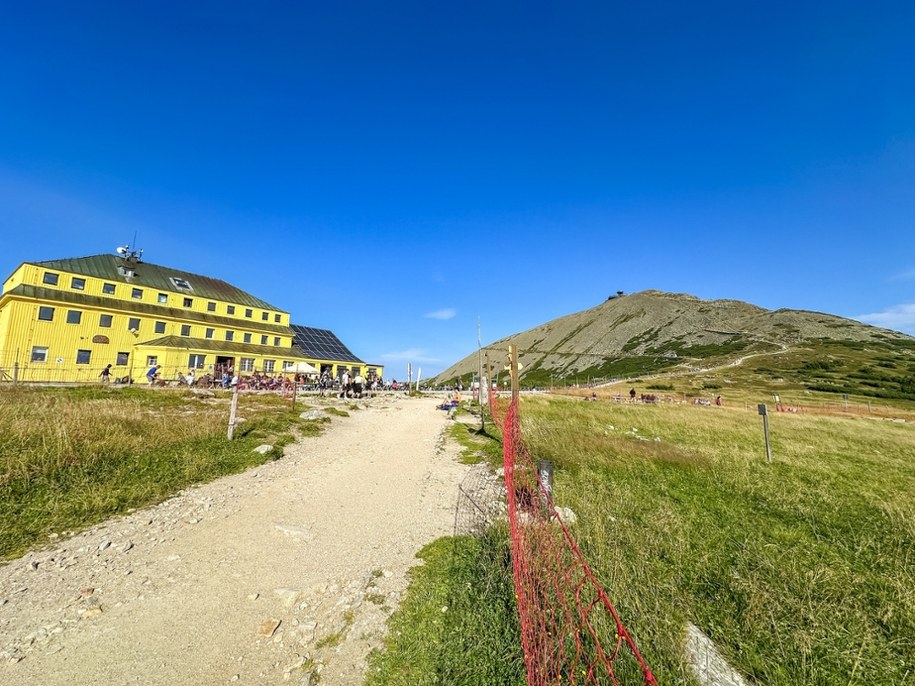 Dom Śląski, za nim widoczna Śnieżka. /Shutterstock