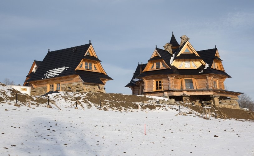 Dom Stochów zbudowany w stylu góralskim z licznymi oknami i daszkami i wieżyczką /Foto IP