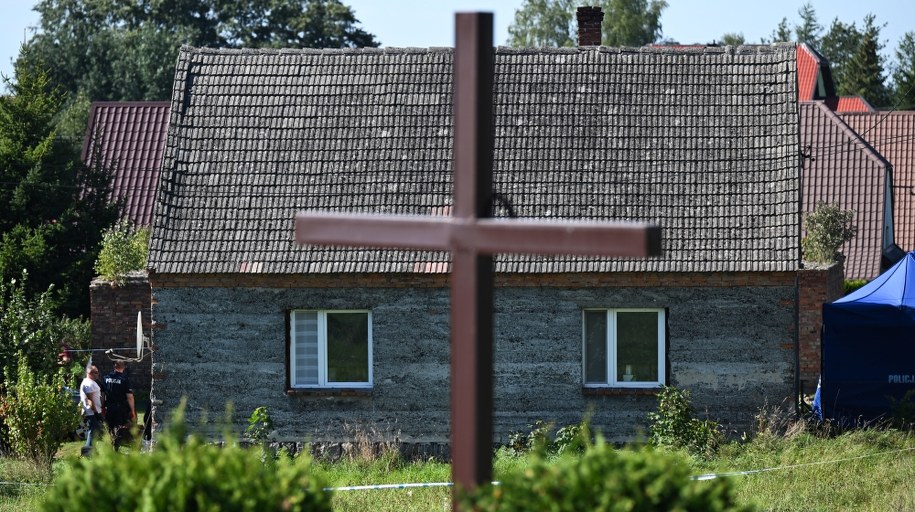 Dom w Czernikach, gdzie dokonano makabrycznego odkrycia / 	Adam Warżawa    /PAP