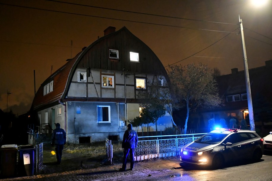 Dom wielorodzinny, w piwnicy którego doszło do wybuchu butli z gazem /Adam Warżawa /PAP