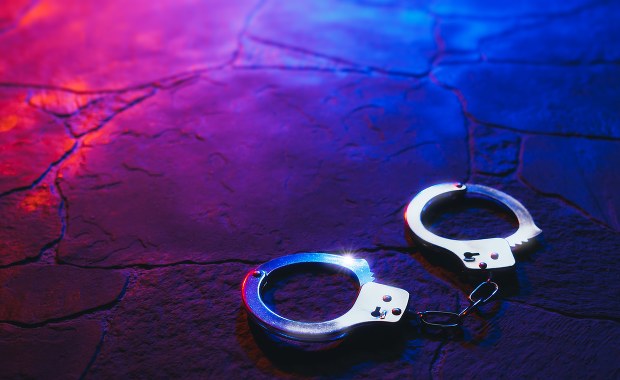 Dom z horroru. Matka więziła i głodziła 16-letnie bliźnięta