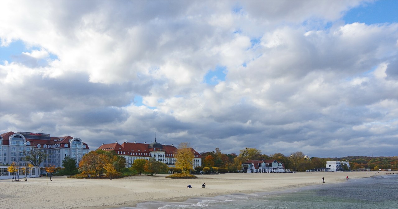 Dom Zdrojowy w Sopocie znajduje się zaledwie kilka kroków od plaży. /Marek Bazak /East News