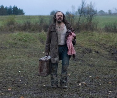 "Dom zły" jest thrillerem. Jednak wydaje się, że reżysera niezbyt interesuje rozwiązanie kryminalnej zagadki, którą próbuje też rozwikłać widz (co naprawdę wydarzyło się ponad trzy lata temu w domu Dziabasów?). Emocjonowanie się odpowiedzią na pytanie "kto zabił?" z pewnością sprzyja wartkiemu seansowi, jednak sens "Domu złego" zdaje się leżeć gdzie indziej. W rozbiciu filmu na pół - Smarzowski opowiada nam równolegle dwa wydarzenia: spotkanie zootechnika Środonia z małżeństwem Dziabasów i późniejszą milicyjną rekonstrukcję zdarzeń, do których doszło trzy lata wcześniej - dostrzegam nie tylko wspaniały potencjał narracyjny, ale też wyjątkową metaforyczną pojemność. Błotnista jesień 1978 (błoto w tym filmie jest totalne) kontra mroźna zima 1982 . I tylko wódka nieprzerwanie leje się strumieniami - Tomasz Bielenia pisał w recenzji dla Interii.