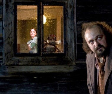 "Dom zły"  opowiada historię o prowadzonym w 1982 r. milicyjnym śledztwie w sprawie brutalnego morderstwa popełnionego kilka lat wcześniej w jednej z chałup w odległym zakątku Bieszczad. Ciąg dramatycznych zdarzeń rozpoczyna się, gdy zatrudniony w pobliskim PGR zootechnik Edward Środoń trafia do domu małżeństwa Dziabasów. Zakrapiane alkoholem spotkanie kończy się tragedią.

"Niełatwy w odbiorze, ale niewątpliwie wybitny" - to opinia krytyki o nowym filmie Wojciecha Smarzowskiego. "Smarzowski ukazał rzeczywistość stanu wojennego z szokującym naturalizmem. Zobaczyliśmy zapomniany świat PGR-ów, bezrobocia, biedy, pijaństwa" - ocenił krytyk Andrzej Bukowiecki.