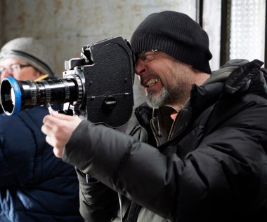 "Dom zły" uhonorowano Złotymi Taśmami - nagrodą, przyznawaną przez polskich krytyków filmowych. Smarzowski przyznał, że w tym filmie najbardziej może podobać się to, "że on nie jest do podobania".

Filmoznawca prof. Andrzej Werner przyznał w komentarzu, że gdy krytycy naradzali się, za jaki polski obraz przyznać nagrodę, "Dom zły" "budził kontrowersje".

"Nie było wątpliwości, że jest to film wspaniale zrobiony, bogaty jako wizja. Jednak stopień kondensacji zła oraz chęci dostrzeżenia tego zła był w nim tak duży, że niekiedy budził opory" - opowiadał profesor.