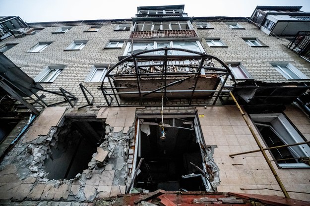 Dom zniszczony w wyniku ostrzału w mieście Izium w obwodzie charkowskim /Mykola Kalyeniak /PAP