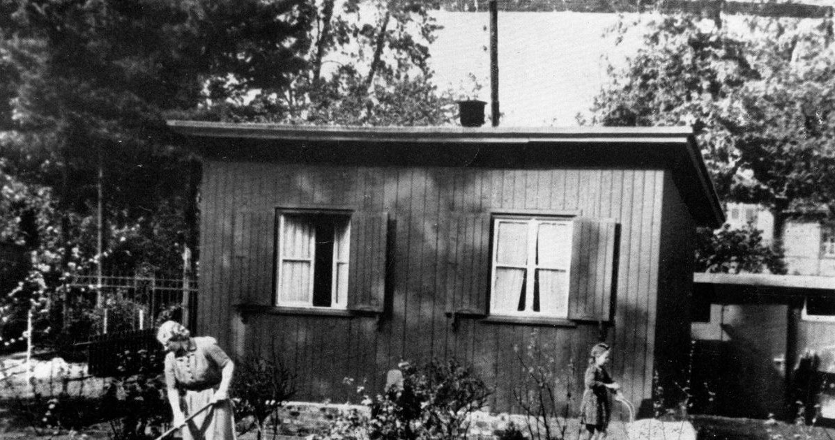 Domek fiński przeznaczony dla osób, które utraciły mieszkania w wyniku bombardowań (wrzesień 1944) /Z archiwum Narodowego Archiwum Cyfrowego