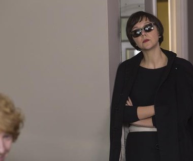 Domhnall Gleeson i Maggie Gyllenhaal w scenie z filmu "Frank"