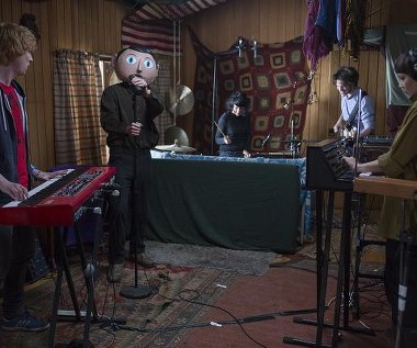 Domhnall Gleeson, Michael Fassbender, Carla Azar, François Civil i Maggie Gyllenhaal w scenie z filmu "Frank"