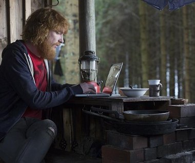 Domhnall Gleeson w scenie z filmu "Frank"