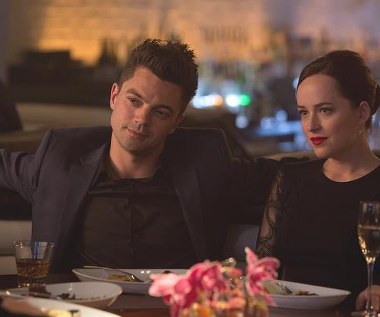 Dominic Cooper i Dakota Johnson w scenie z filmu "Need for Speed"