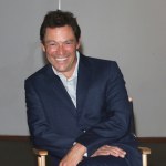 Dominic West cieszy się, że Donald Trump ma koronawirusa