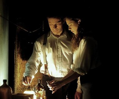 Dominic West i Rebecca Hall w scenie z filmu "Szepty"