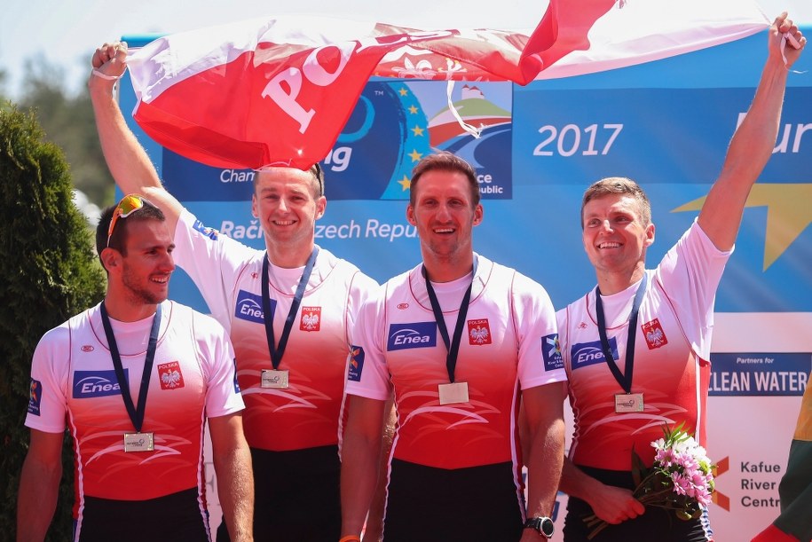 Dominik Czaja, Dariusz Radosz, Wiktor Chabel i Adam Wicenciak ze srebrnymi medalami /Martin Divisek /PAP/EPA