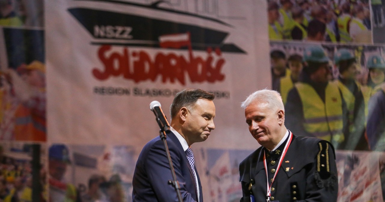 Dominik Kolorz (P, szef śląsko-dąbrowskiej Solidarności) i prezydent Andrzej Duda (L) /Patrick Frassati /Getty Images