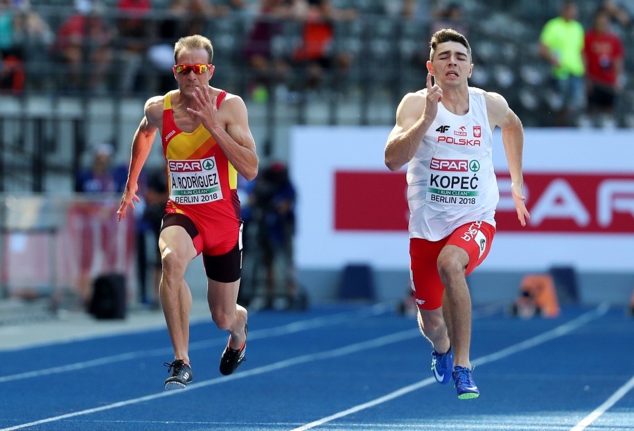 Dominik Kopeć (po prawej) i Hiszpan Angel David Rodriguez w biegu kwalifikacyjnym na dystansie 100 m /SRDJAN SUKI /PAP/EPA