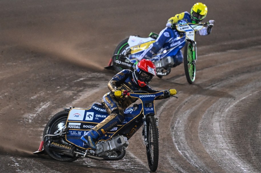 Dominik Kubera (kask czerwony) z Orlen Oil Motoru Lublin i Patryk Dudek (żółty) z Pres Grupy Deweloperskiej Toruń /Wojtek Jargiło /PAP