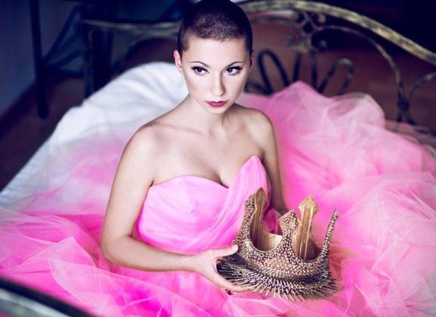 Dominika Barabas przymierza koronę /Universal Music Polska