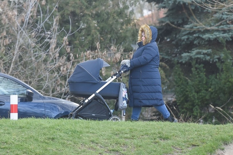 Dominika Gwit na spacerze z dzieckiem /pomponik exclusive