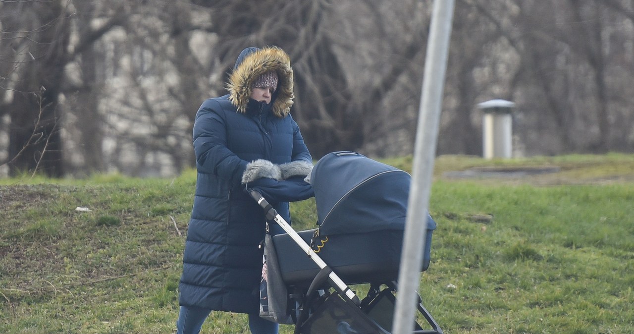 Dominika Gwit na spacerze z dzieckiem /pomponik exclusive