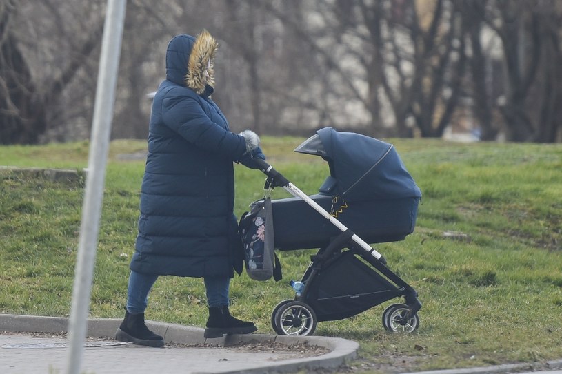 Dominika Gwit na spacerze z dzieckiem /pomponik exclusive