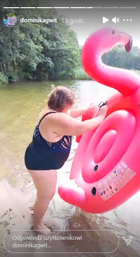 Dominika Gwit w stroju kąpielowym i z flamingiem   /https://www.instagram.com/dominikagwit/ /Instagram