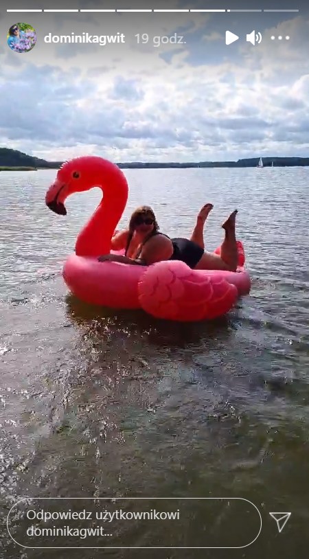 Dominika Gwit w stroju kąpielowym i z flamingiem   /https://www.instagram.com/dominikagwit/ /Instagram