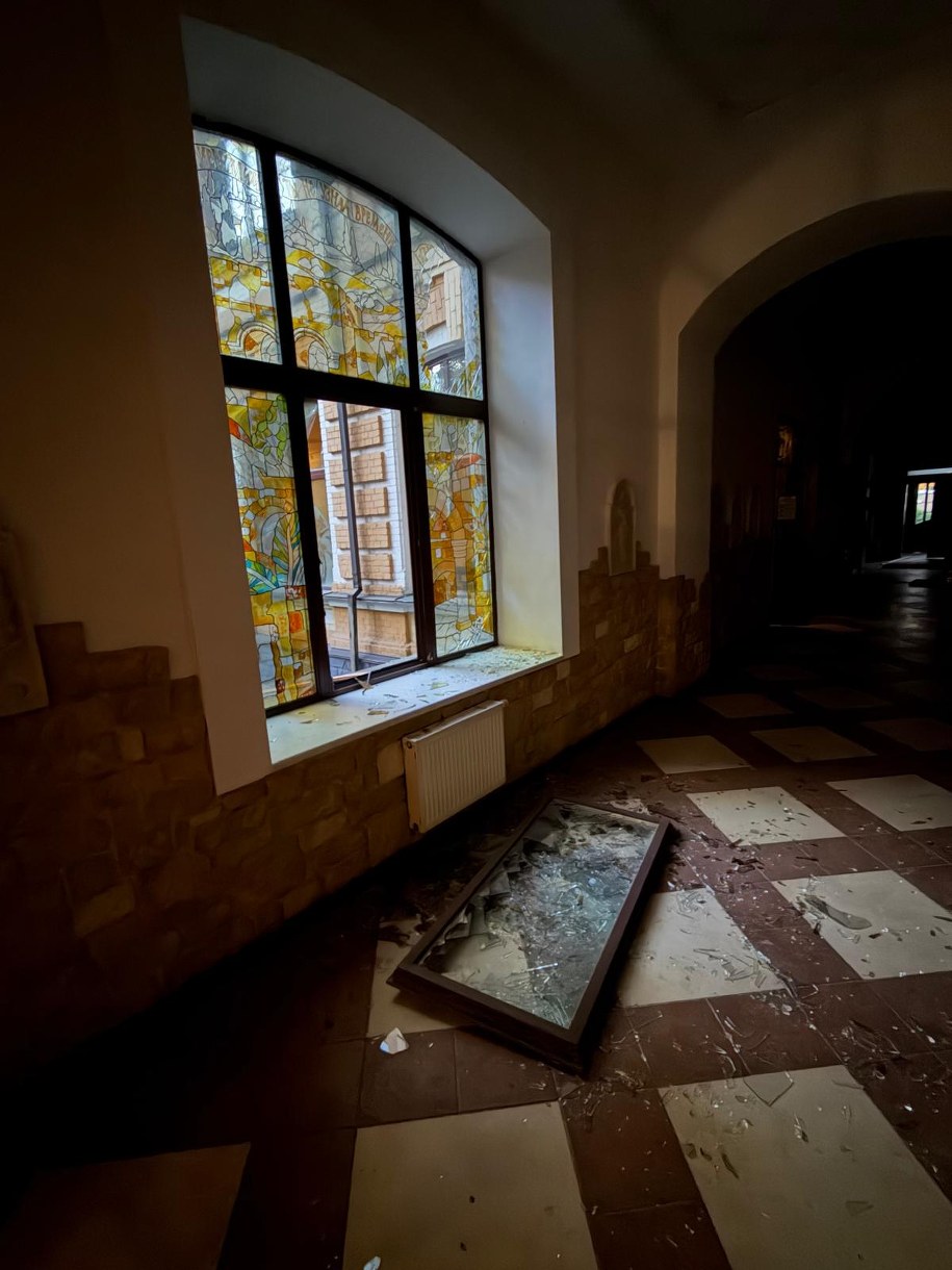 Dominikanie w Kijowie: okna i drzwi zniszczone po nocnym ataku /Vatican Media