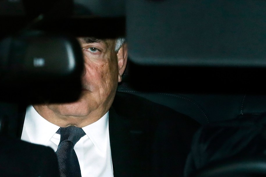 Dominique Strauss-Kahn opuszcza teren sądu w Lille /IAN LANGSDON /PAP/EPA