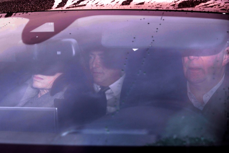 Dominique Strauss-Kahn (w środku) w drodze do sądu /YOAN VALAT  /PAP/EPA