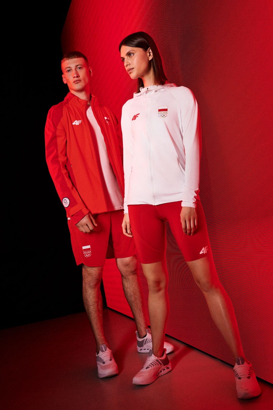 Dominującymi kolorami w ubraniach były biel oraz czerwień /Kolekcja 4F na IO Tokio 2020 dla PKOl /