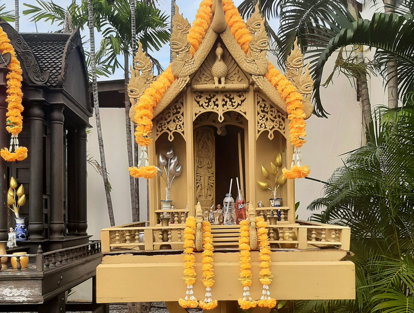 Domki dla duchów a w nich kwiaty, kadzidełka i napoje. To widok, jaki w Tajlandii można napotkać na każdym kroku /Iza Grelowska /Styl.pl