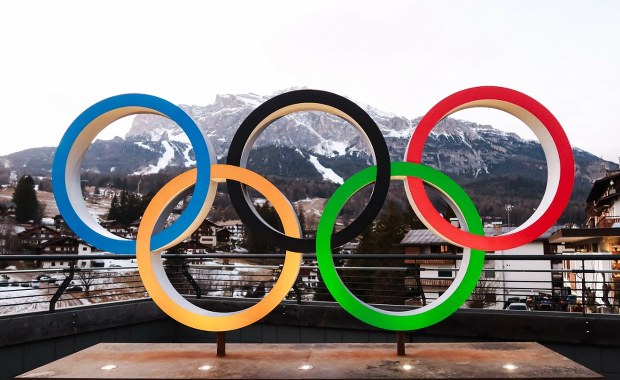 Domki na odludziu i "dźwięki gór". Oto wioska olimpijska w Cortinie