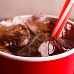 Domową coca-colę zrobisz z 3 składników. Ma łudząco podobny smak, a jest zdrowsza