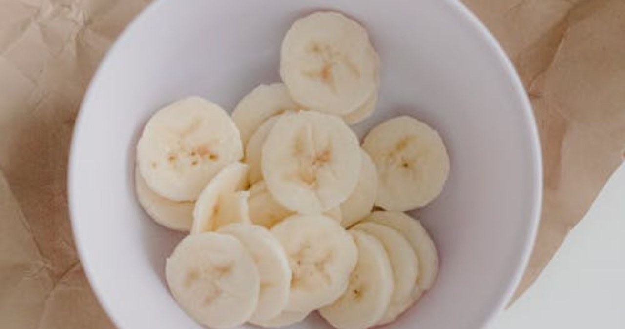 Domowa kuracja odmładzająca z bananem - wystarczy kilka plasterków banana /Tara Winstead /pexels.com