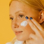 Domowa kuracja z bananem na odmłodzenie twarzy. Działa lepiej niż wiele kremów z drogerii