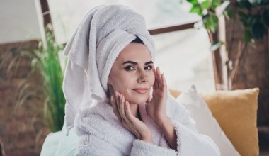 Domowa maseczka na łuszczącą się skórę głowy. Potrzebujesz tylko dwóch tanich składników