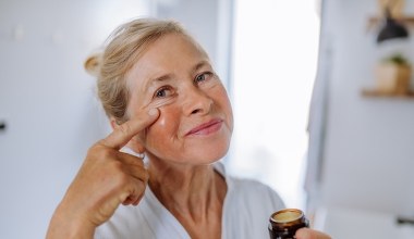 Domowa maseczka z białka jaja. Naturalny sposób na wygładzenie zmarszczek bez wydawania fortuny