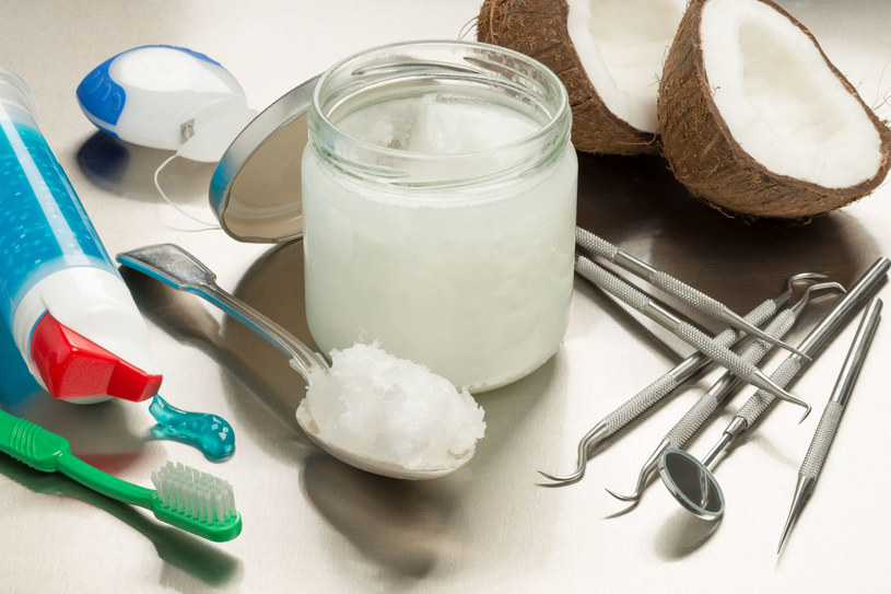 Domowa pasta do zębów na bazie oleju kokosowego zmniejszy ryzyko wystąpienie próchnicy /123RF/PICSEL