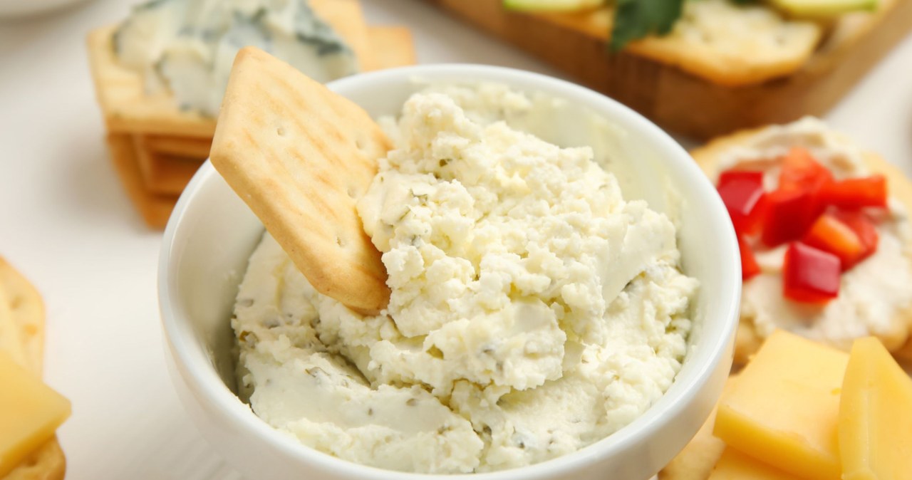 Domowa pasta kanapkowa świetnie sprawdza się także jako dip do przekąsek /liudmilachernetska /123RF/PICSEL