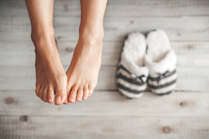 Domowa pielęgnacja stóp pozwoli przywrócić im zdrowy wygląd, zniwelować obrzęki i zmniejszyć ból /123RF/PICSEL