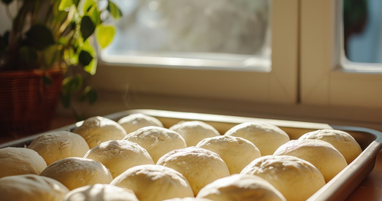 Domowe bułki idealne na śniadanie lub kolację /barmaleeva /123RF/PICSEL