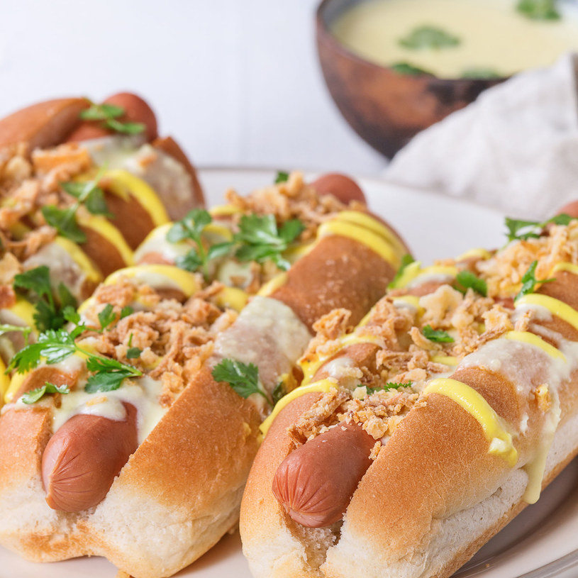 Domowe hot-dogi /123RF/PICSEL