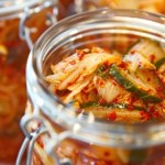 warzywa Domowe kimchi z ogórkami to chrupiąca i zdrowa przekąska. Bije na głowę klasyczną kapustę kiszoną