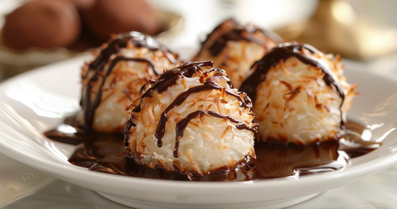 Domowe kokosanki najlepiej smakują z dodatkiem polewy kakaowej /Pixel