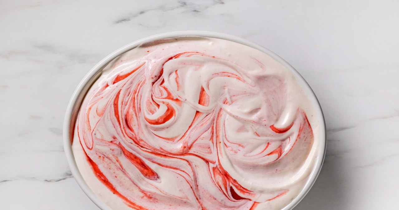 Domowe lody zrobisz tylko z jogurtu naturalnego i truskawek /magone /123RF/PICSEL