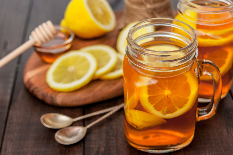 Domowe mikstury na bazie miodu i cytryny są szczególnie popularne zimą /123RF/PICSEL