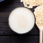 Domowe mleko owsiane: Jak przygotować napój na skołatane nerwy?