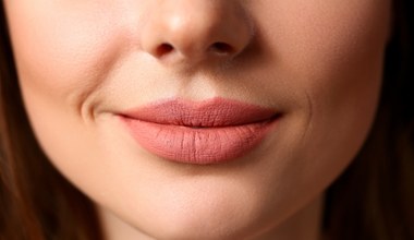 Domowe peelingi do ust. Jak naturalnie zadbać o gładkie i miękkie wargi?