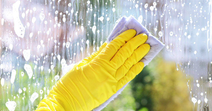 Domowe płyny do mycia okien nie pozostawią smug. /123RF/PICSEL